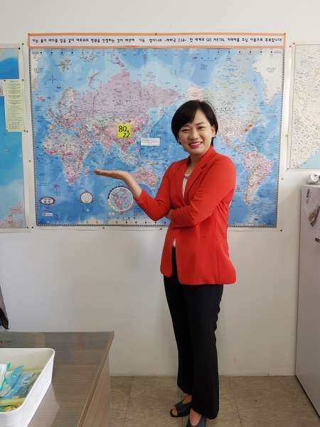 박혜숙 대표는 매일 아침 직원들과 말씀을 읽고 세계지도를 보면서 거래처들을 위해 기도한다. [사진제공=큐에스메탈]