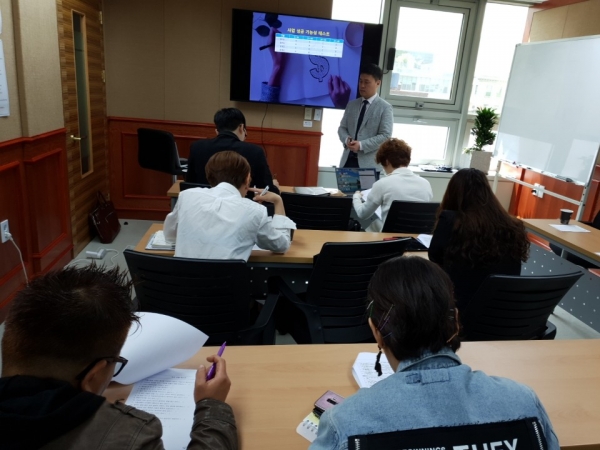 '사람.사업.돈 충전소' 모임에서 강의중인 임병을 대표. [사진=더 자이언트 제공]