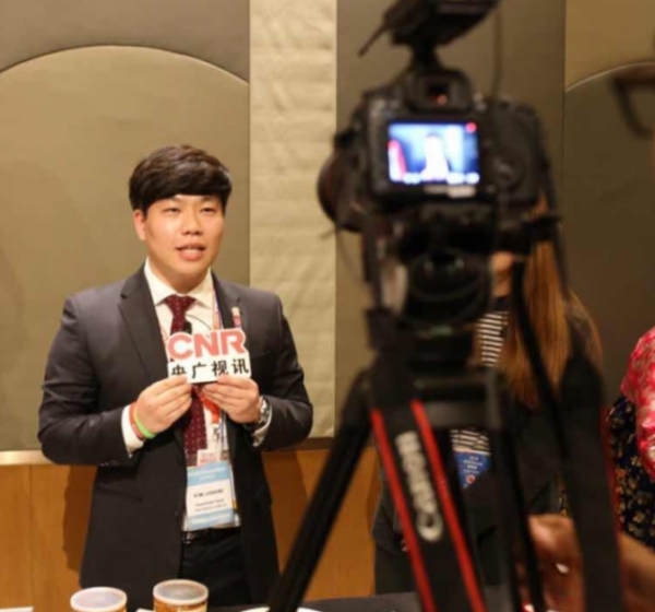 김준휘 대표는 ‘2015 중국상하이식품박람회(FHC CHINA 2015)’에서 한 중국 중앙 방송국 CCTV와의 인터뷰를 진행하였다. (사진=news2day)
