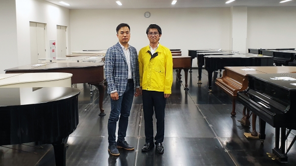 일본의 피아노 협력업체 대표(오른쪽)과 함께 선 박종원 대표 (왼쪽)