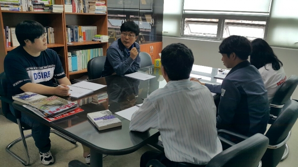 류영석 대표(왼쪽에서 두 번째)가 소그룹으로 직원 교육을 인도하고 있다.