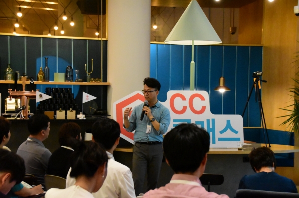 가인지캠퍼스 김경민 대표가 '최고는 무엇이 다른가'의 핵심 내용을 강의하고 있다.