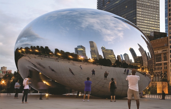미국 시카고 밀레니엄파크에 세워진 애니시 커푸어의 110t짜리 조형물 ‘클라우드 게이트’. 시카고의 스카이라인을 비추면서 개인과 주변 환경을 연결하는 색다른 경험을 선사한다. [출처=게티 이미지]
