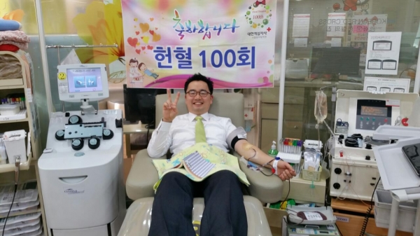 김대형 코치는 20년 동안 122번 헌혈을 하였다. 사진은 100회 헌혈 기념 사진이다. (사진제공=소통과연결)