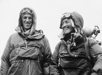 힐러리(좌측)과 셰르파 텐징(우측)의 에베레스트 등반 후 기념 사진.