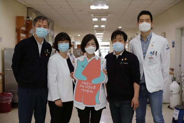 ‘세상에서 가장 따뜻한 품’ 허그베어 뱃지 달고 일하는 서울재활병원 직원들
