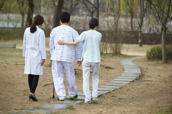 사랑으로 환자들을 돌보는 서울재활병원 직원들