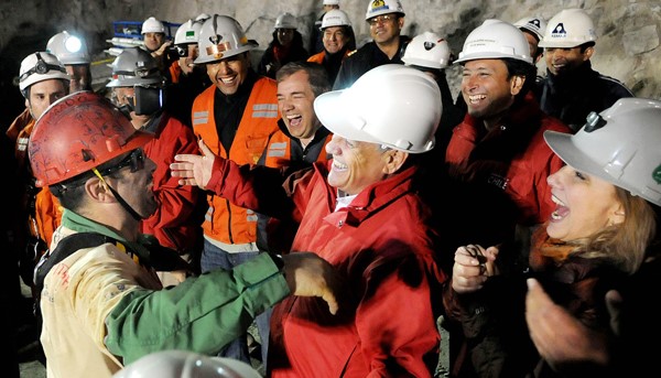 두번째 구출자를 반갑게 맞이하는 세바스티안 피녜라 칠레 대통령(중앙에서 오른쪽) (사진=연합뉴스)