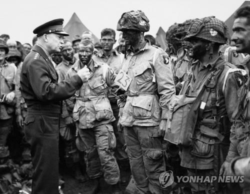 군인들과 작전을 공유하는 드와이트 D.아이젠하워 (사진 : 연합뉴스)