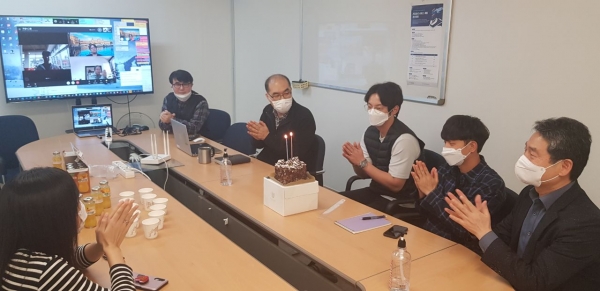직원들 생일 축하해 주는 모습