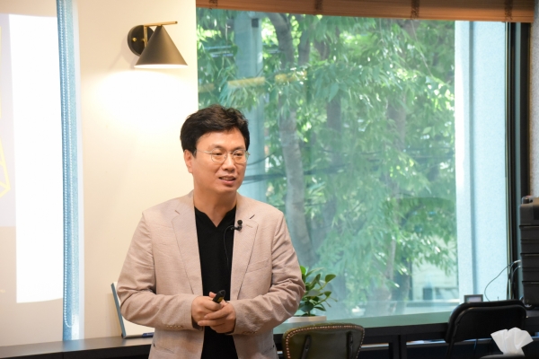 가인지경영세미나에서 초청강연 중인 김영록 대표