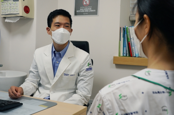 서울재활병원 재활의학과 전인표 과장이 뇌졸중 재활 환자를 진료하고 있다.