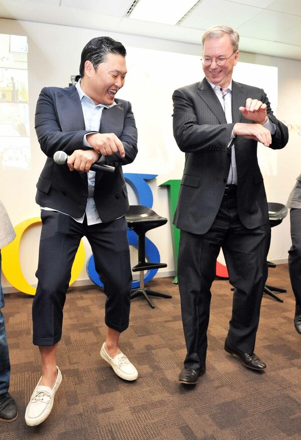 싸이와 함께 춤을 추는 에릭 슈미트 전 구글 회장. 슈미트는 구글 혁신의 비결이 자유로운 놀이문화라 말한다. (사진출처: techcrunch.com) 