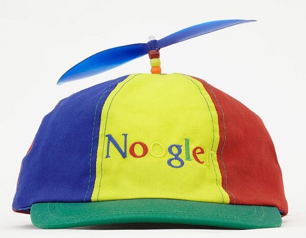 누글러(새로 입사한 구글러)에게 선물하는 모자. 구글의 자유롭고, 재미를 추구하는 문화의 면모를 볼 수 있다. (사진출처: pinterest)
