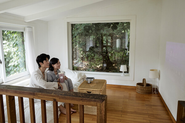 OTT플랫폼을 통해 집에서 영화를 보는 사람들의 수가 증가했다. (사진출처: 이미지투데이)