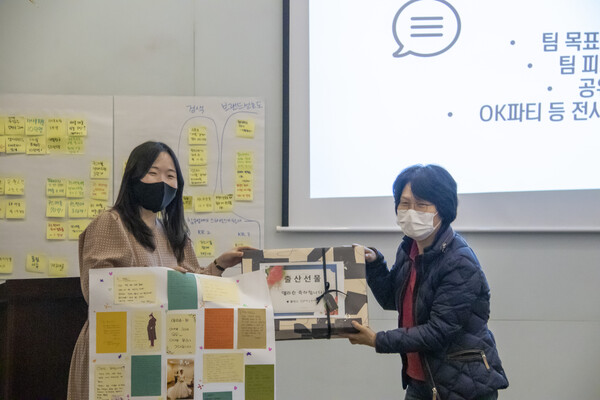 출산휴가를 떠나는 직원에게 선물을 건네주는 임미숙 대표 (사진=리디아알앤씨)