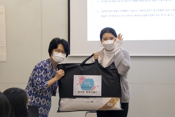 정직원 축하선물을 전달하고 있는 임미숙 대표 (사진=리디아알앤씨)