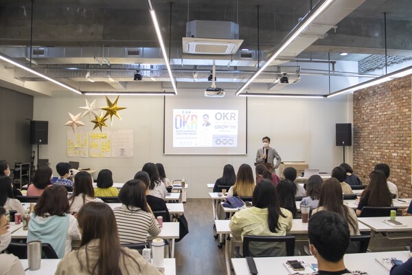 매달 전 직원이 참여하는 북세미나. (사진=리디아알앤씨)