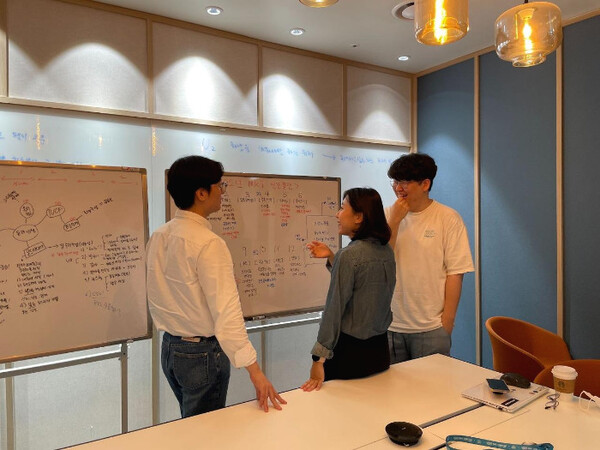 퍼포먼스마케팅 담당자, 브랜딩 담당자, 언론PR로 만들어진 핀다의 첫 2PT 팀 (사진=핀다 포스트)