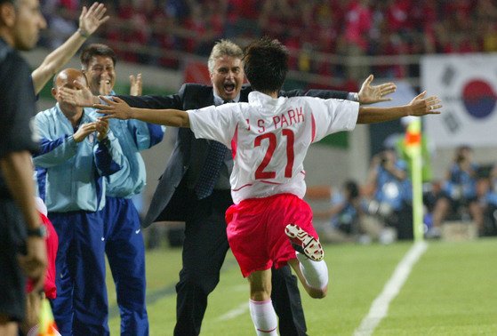 2002년 월드컵 포르투갈전에서 박지성 선수가 '원더풀골'을 넣고 히딩크 감독에게 달려가는 모습 (사진=중앙일보)