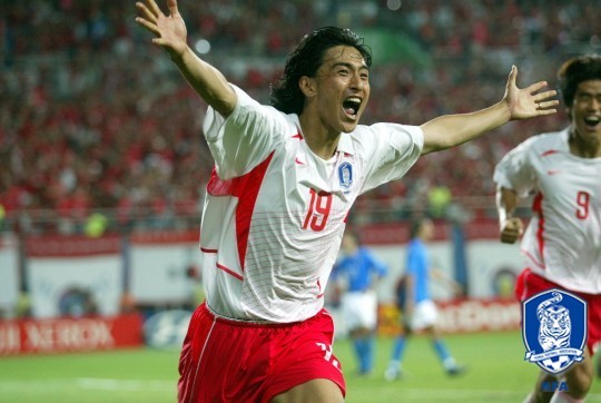 2002년 월드컵 이탈리아와의 16강전에서 결승골을 넣고 환호하는 안정환 선수 (사진=대한축구협회)