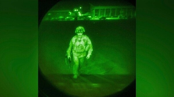 야간 투시경 카메라에 잡힌, 수송기 마지막 탑승자 크리스 도나휴 장군