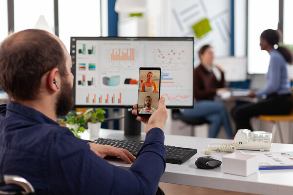 재택으로 어디에서든 업무가 가능해 지면서 진행사항을 파악하고 확인하는 방법을 지원하는 협업툴의 수요가 높아졌다. (사진=이미지투데이)