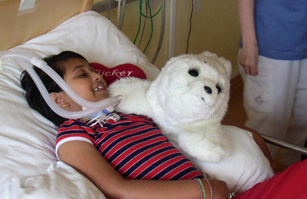 파로(Paro)는 심리 치료 효과를 검증받은 최초의 반려로봇으로 기네스북에 등재되었다. (사진=Paro 홈페이지)