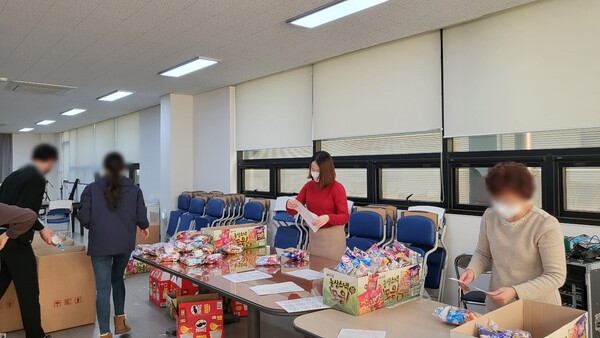 봉사활동 준비 중인 홍효인 컨설턴트