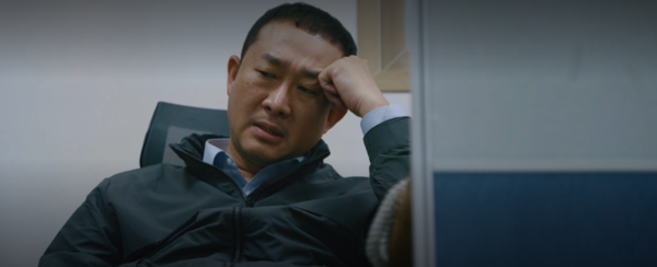 얼마 전까지만 해도 욕을 바가지로 먹던 "정승네트워크"의 사장 정필돈(강성훈). 지금은 측은함과 함께 어느 정도의 공감까지 얻는 인기 캐릭터로 자리매김한다. 출처: 왓챠.