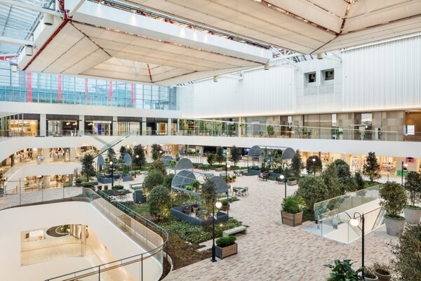 백화점 '더 현대 서울'은 실내정원의 자연친화적 인테리어로 기존 백화점과 차별화를 두었다.(사진출처: 더 현대 홈페이지)