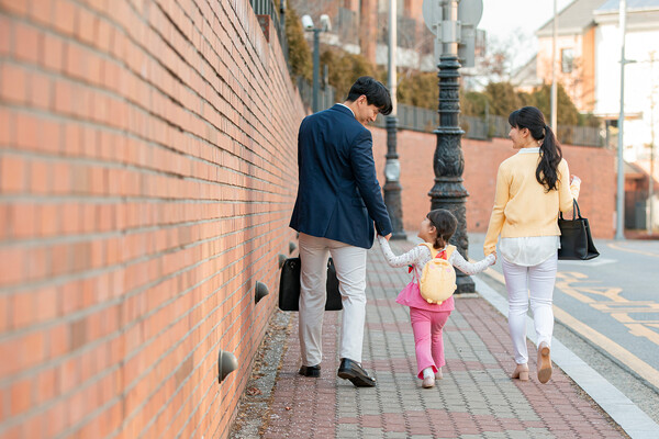 "자녀를 등하원 시킬 수 있어서 좋다" 등의 가족과의 시간을 더 보낼 수 있게 됐다는 반응을 보였다. (사진=이미지투데이)