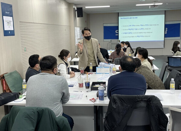 전국 방방곳곳 기업들에게 사랑을 전하러 다니는 기업비전워크샵 전문강사 손창훈 컨설턴트