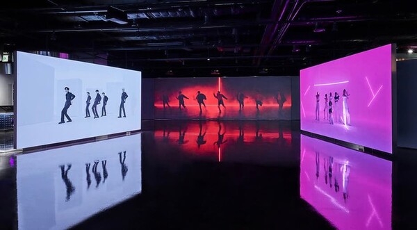 하이브 인사이트 안 소속 가수들의 춤을 볼 수 있는 대형 스크린 (출처=하이브 인사이트 공식 홈페이지)