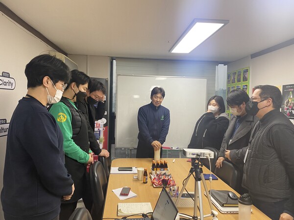 OKR 미팅 이후 자리에서 일어나 “승리! 승리! 승리!”를 외치는 수원남문통닭 직원들