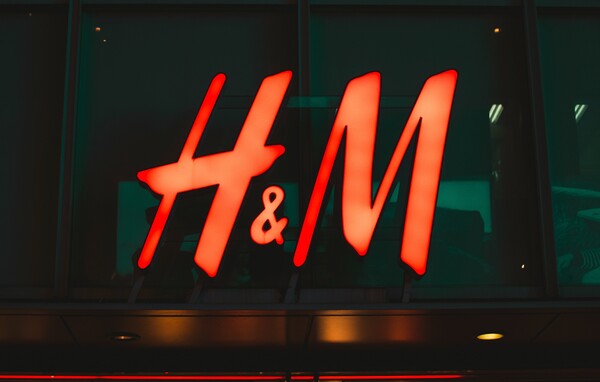 H&M은 환경에 영향을 최소화하는 경영 방식으로 전환하여 매출과 기업 이미지를 회복했다. (사진=unsplash)