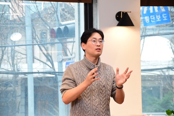 플레이애자일 홍영기 코치가 가인지 3월 경영세미나에서 강연을 하고 있다.