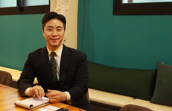 제이지비퍼블릭 김재관대표가 인터뷰 중인 모습