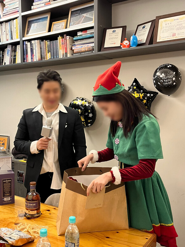 제이지비퍼블릭에서 크리스마스파티를 하고 있다.(사진출처 : 제이지비퍼블릭 제공)