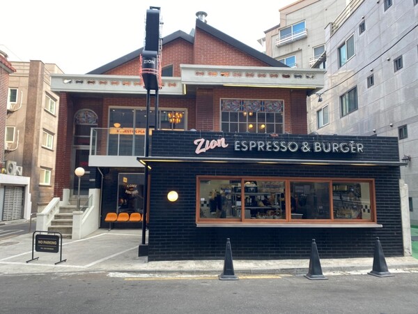 (등촌역에 위치한 수제 버거 매장 ‘ZION’의 외관은 70년대 지어진 한옥을 연상케 한다) 