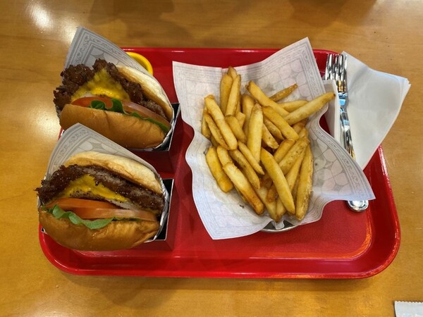  ZION의 시그니처 메뉴 ZION 버거와 프렌치 프라이즈