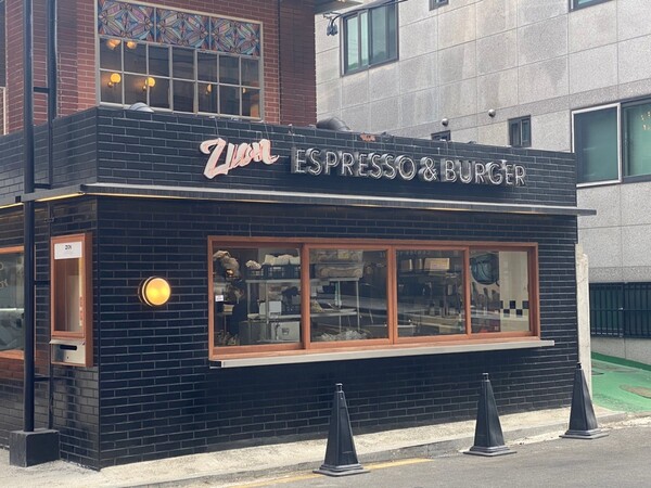 ZION은 손님들에게 음식의 대한 노력과 자신감을 투명하게 보여주기 위해 오픈 주방을 개시하고 있다.