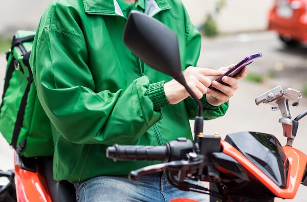 배달기사가 물건을 배달하고 있다. (사진출처: 이미지 투데이)