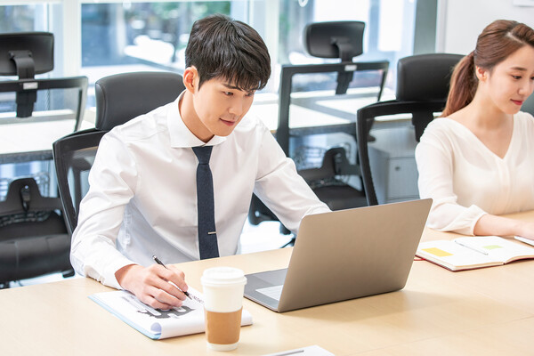 '김경민의 경영참견' 중 첫번째 사연, '영상 틀고 일하는 직원들, 놔둬도 될까요?' (사진출처: 이미지투데이)