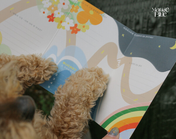 고객들은 카드에 자신과 반려동물이 함께 한 추억을 작성한다.(사진출처=마티스블루)