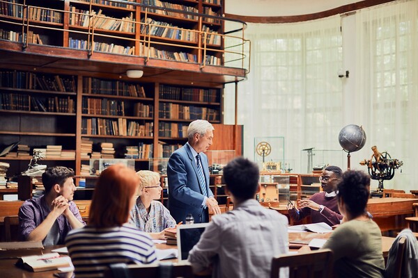 개인의 경험과 이야기를 들을 수 있는 '사람책' 서비스 (사진출처: 게티이미지 코리아)
