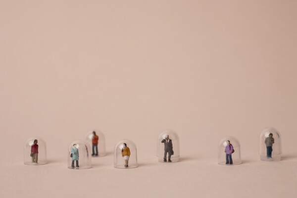 사회적 거리두기 규제로 인해 일상생활에서의 다양한 변화를 맞이한 개인들 (사진출처: 이미지투데이)