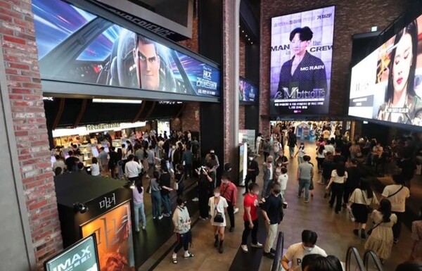 며칠 전 전국 최대 극장 중 하나인 CGV 용산아이파크몰의 매점 주문을 기다리는 관객들. 음식을 받는데 최대 30분까지 소요된다고 한다. 출처: CJ CGV.