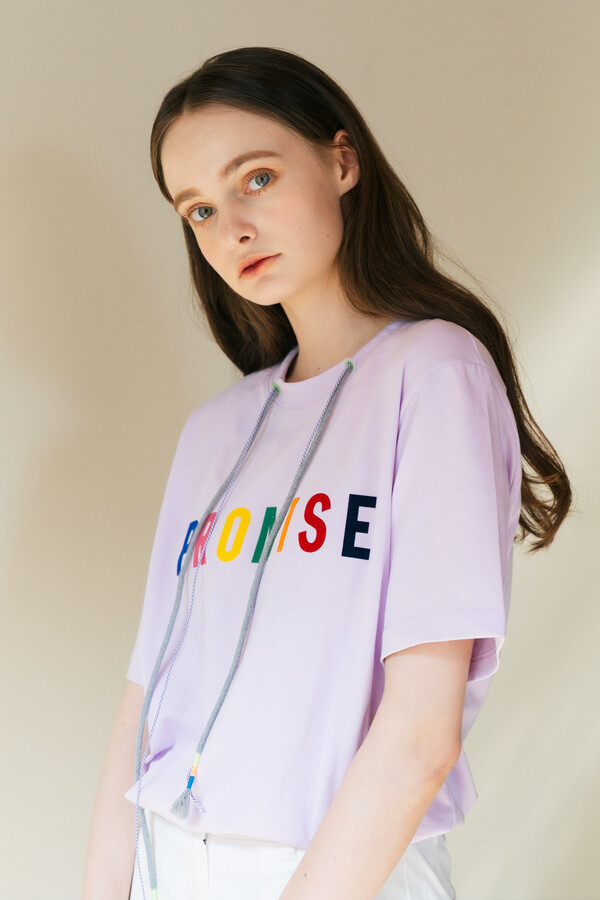 로이로이서울 x 위러브 PROMISE t-shirt : 자세히 보면 넥 부분의 자수 디테일, 노아의 방주를 연상하게 하는 옷의 끈, 끝의 발랄한 색의 디테일이 눈에 들어온다.  | 로이로이 서울 제공