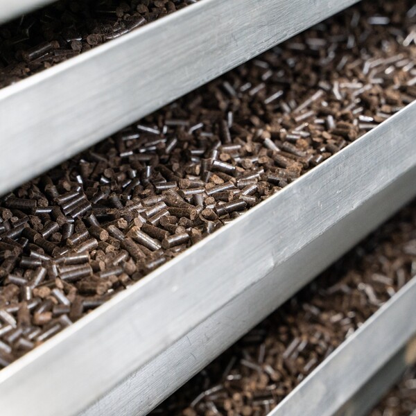 핸즈커피 진경도 대표, 커피펠릿 제조 현장 방문